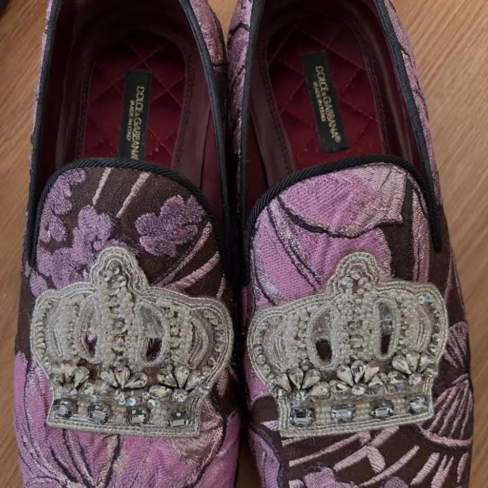 Dolce & Gabbana Purple Velvet loafers with coat of arms embroidery - Picture 5 of 5